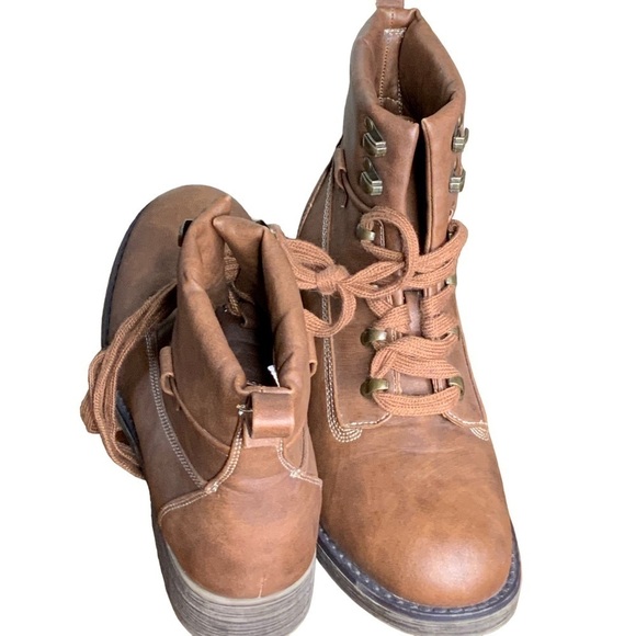 Sugar So Sweet, brown ankle boots. Laced. Size 9 - Picture 2 of 6